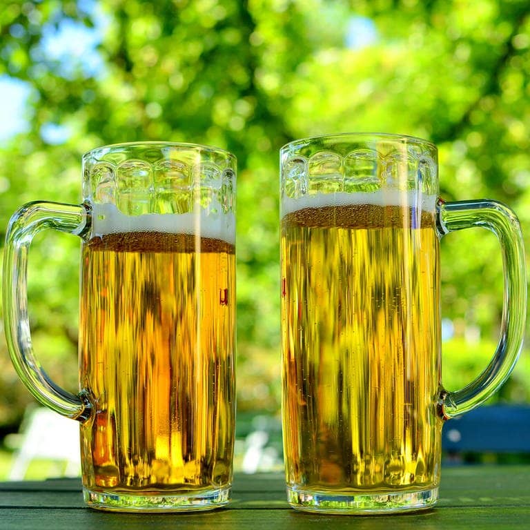 Zwei Gläser mit Radler im Biergarten
