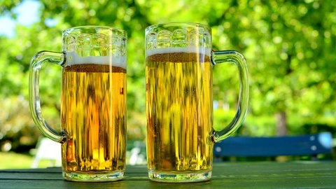 Zwei Gläser mit Radler im Biergarten (Foto: Adobe Stock/msl33)