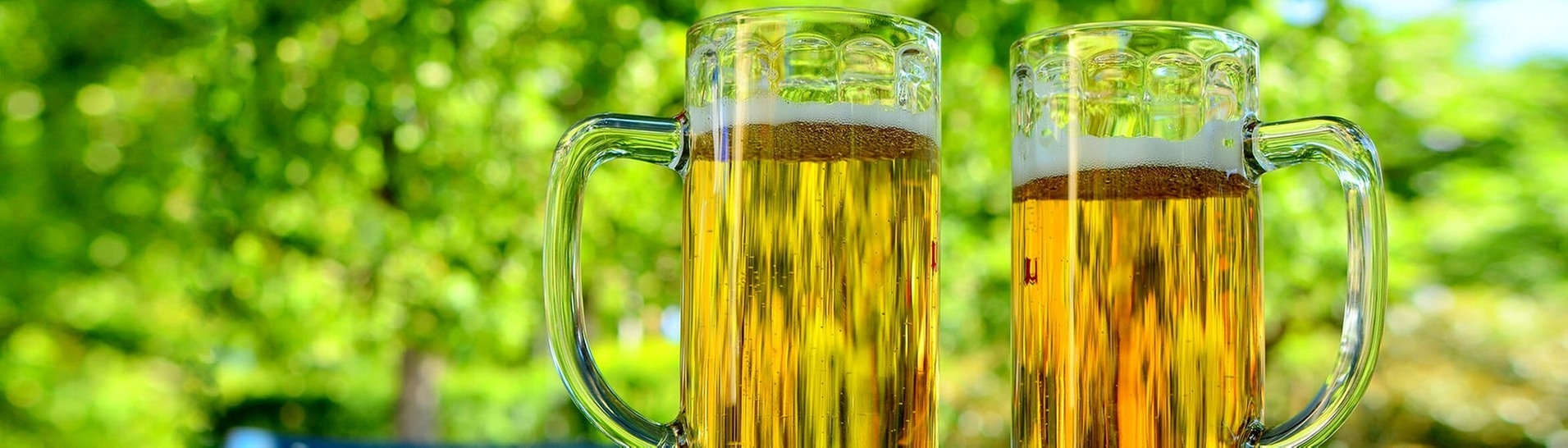 Zwei Gläser mit Radler im Biergarten (Foto: Adobe Stock/msl33)