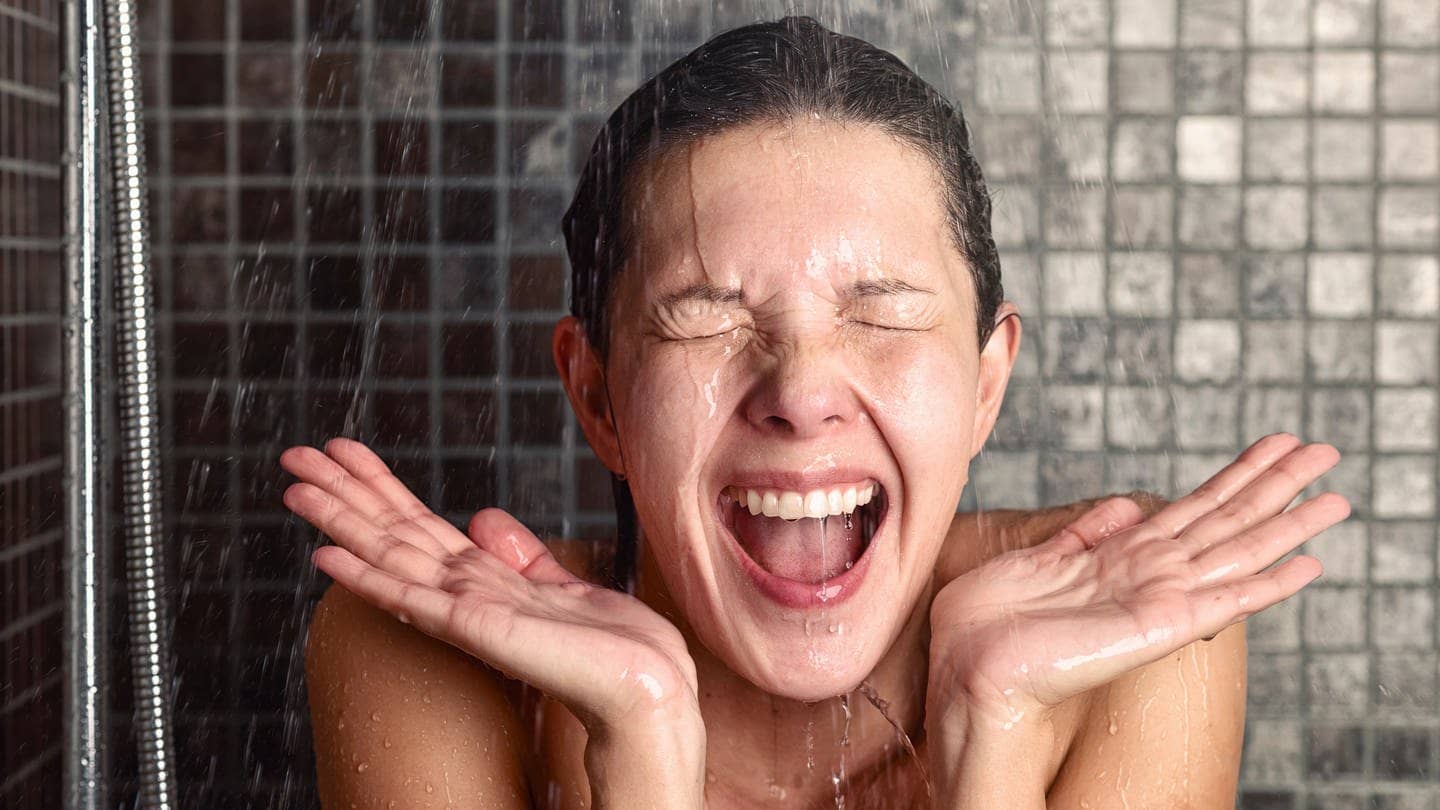 Junge Frau beim Duschen (Foto: Adobe Stock / Lars Zahner)