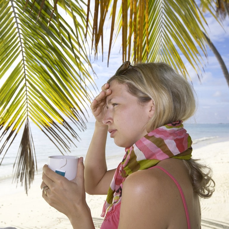 Krank im Urlaub (Foto: Adobe Stock / epixproductions)