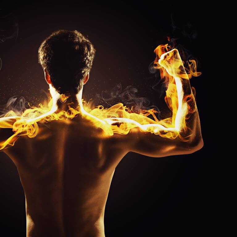 Mann zeigt seine Muskeln, sie brennen (Foto: Adobe Stock/lassedesignen)