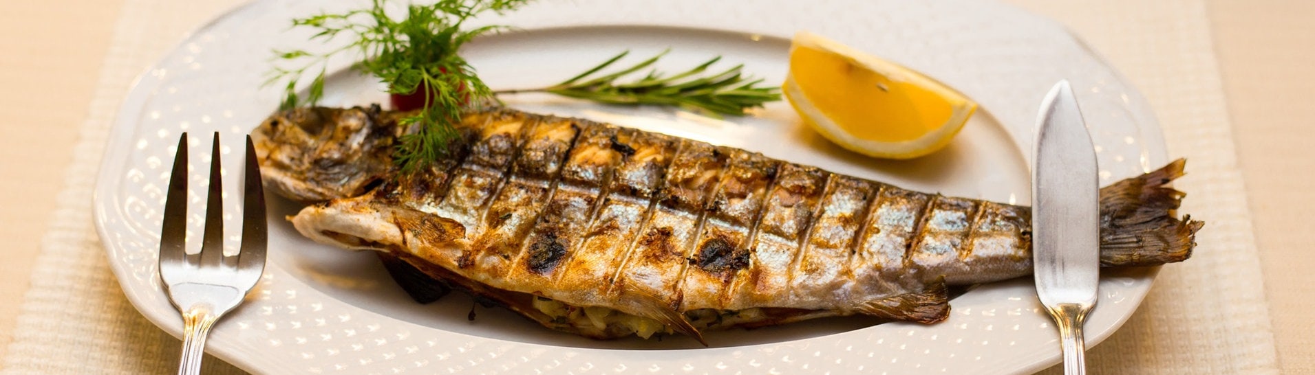 Gegrillte Forelle mit Fischbesteck (Foto: Adobe Stock/gertrudda)