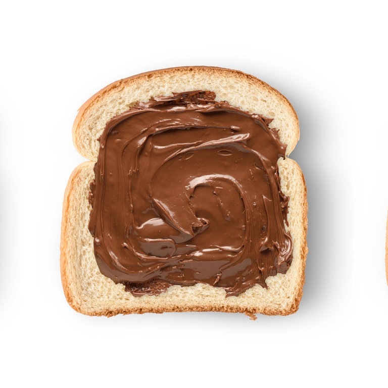 Toasts mit Nuss-Nougat-Creme, Erdnussbutter und Marmelade (Foto: Adobe Stock/chones)