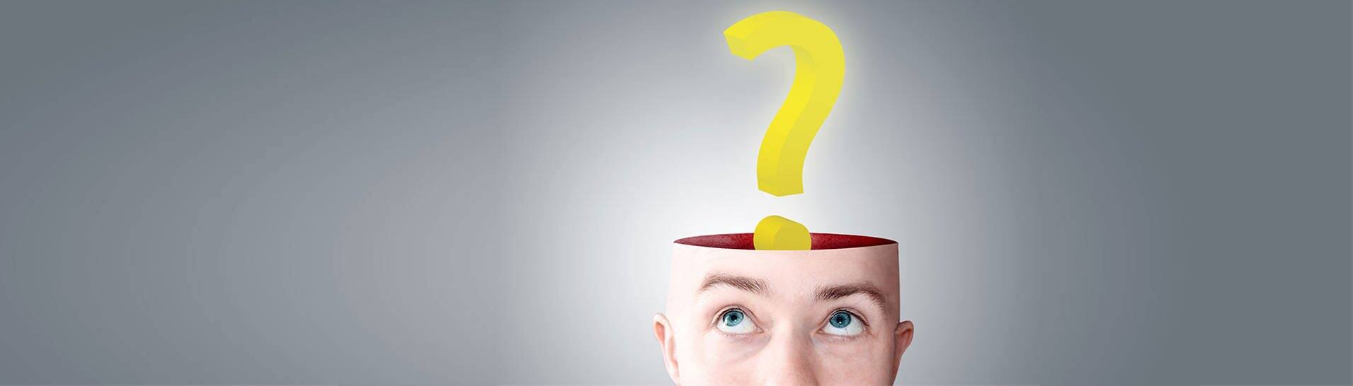 Fragezeichen über dem leeren Kopf eines jungen Mannes (Foto: Adobe Stock, lassedesignen)