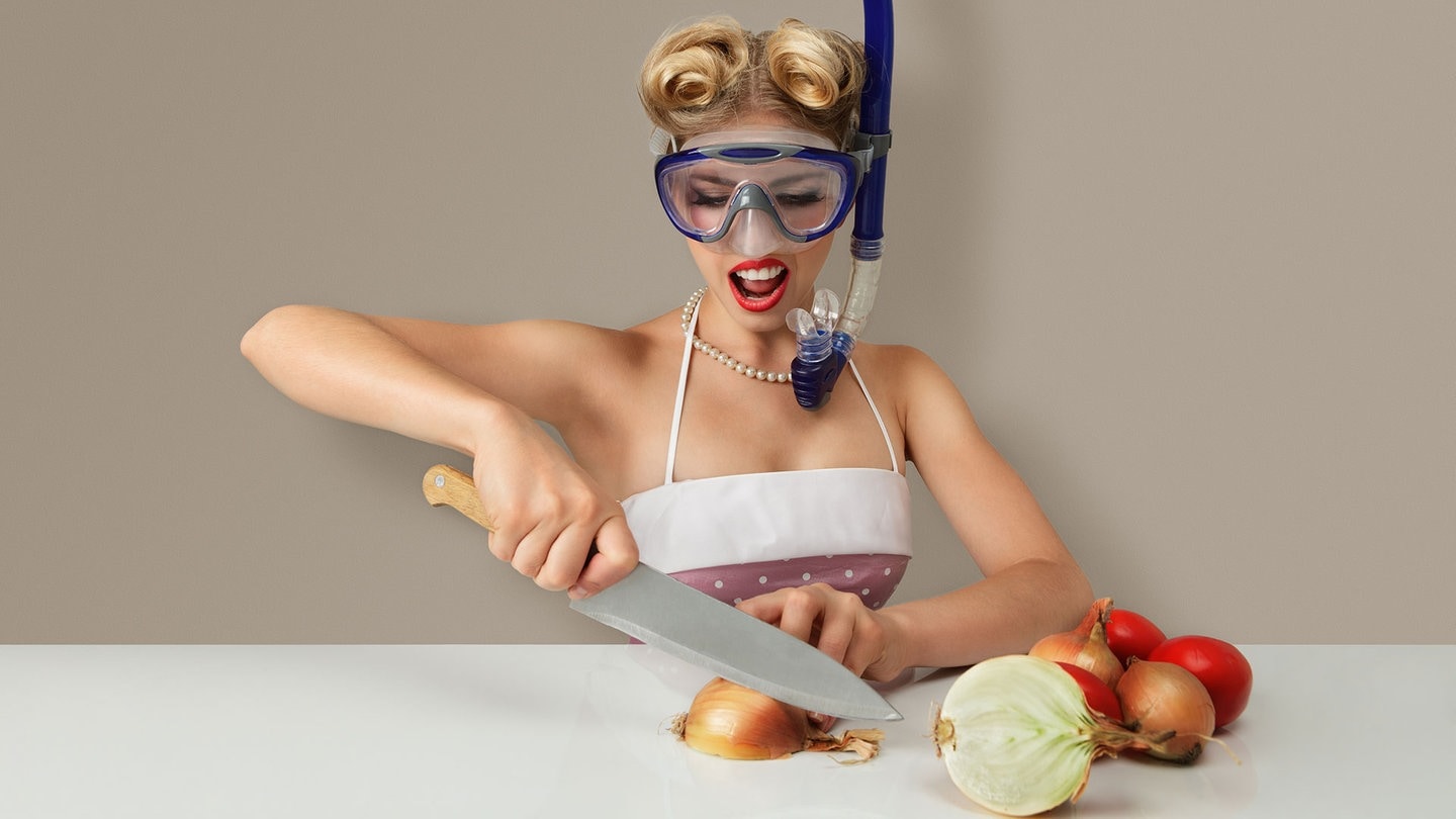 Frau mit Tauscherbrille schneidet eine Zwiebel  (Foto: Adobe Stock / ipolstock)