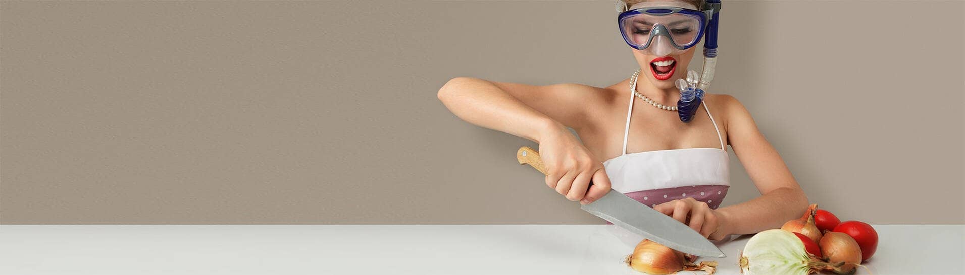 Frau mit Tauscherbrille schneidet eine Zwiebel  (Foto: Adobe Stock / ipolstock)