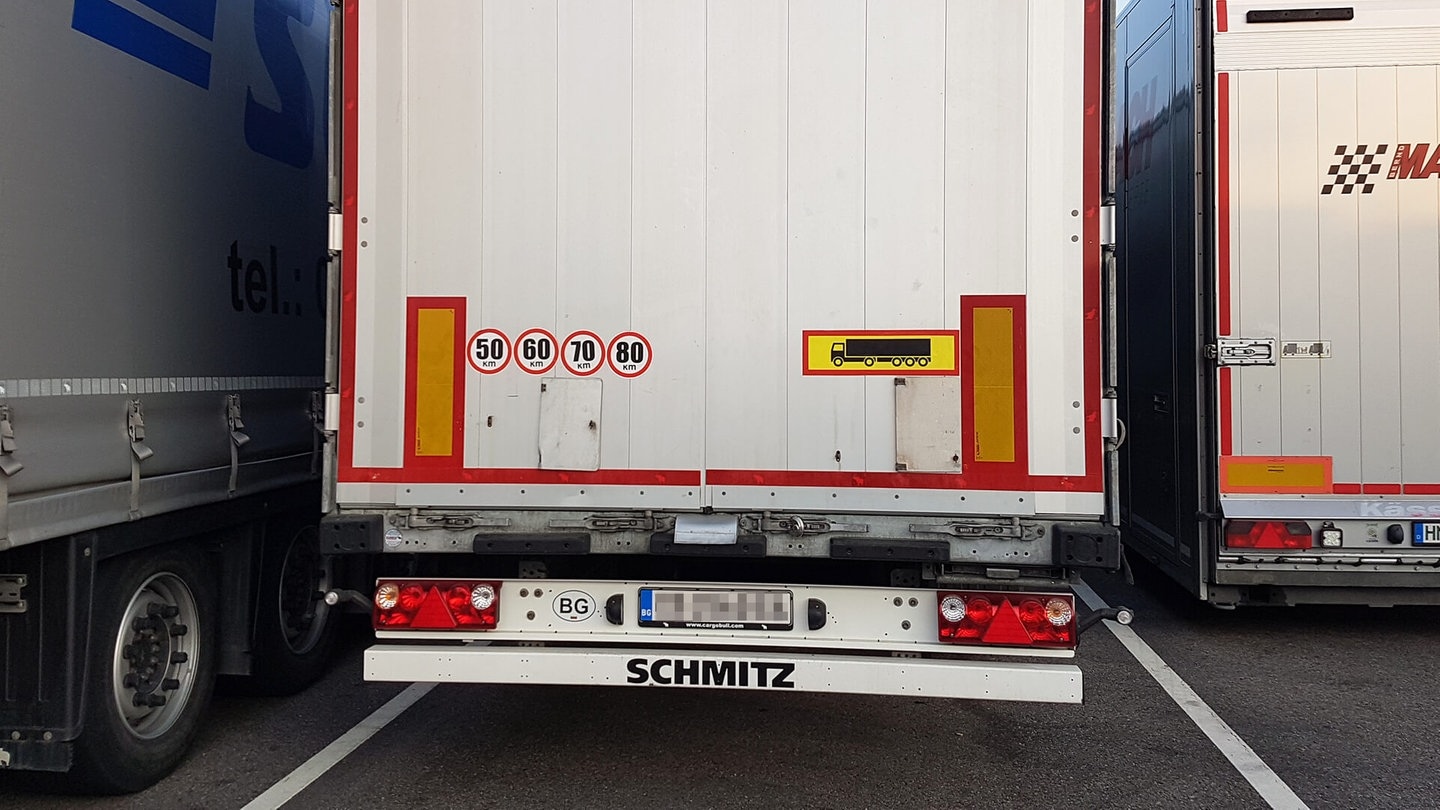 ausländischer LKW mit mehreren Tempolimit-Aufklebern (Foto: SWR3, Sandra Tiersch)