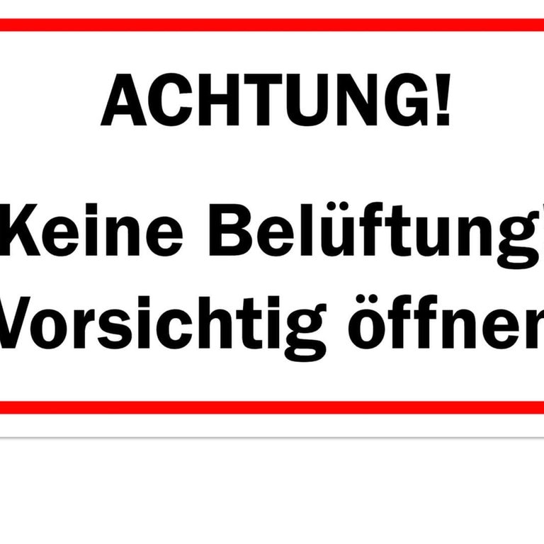 Schild mit der Aufschrift „Achtung! Keine Belüftung! Vorsichtig öffnen!“ (Foto: SWR3)