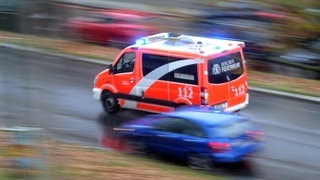 Rettungswagen mit Blaulicht im Einsatz