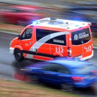 Rettungswagen mit Blaulicht im Einsatz