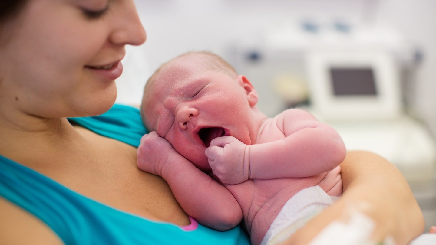 Mutter mit Neugeborenen im Kreißsaal (Foto: Fotolia © famveldman)