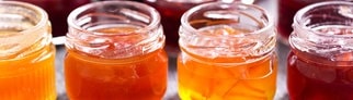 Verschiedene Fruchtaufstriche: Konfitüre und Marmelade