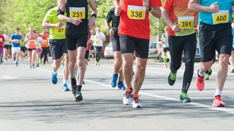 Marathon-Läufer laufen über 42 Kilometer