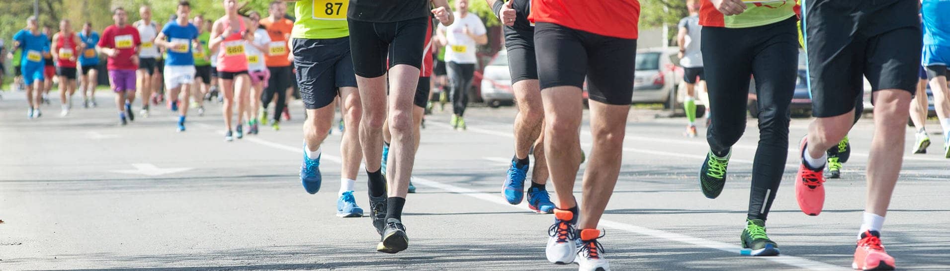Marathon-Läufer laufen über 42 Kilometer (Foto: Adobe Stock / kroko021)