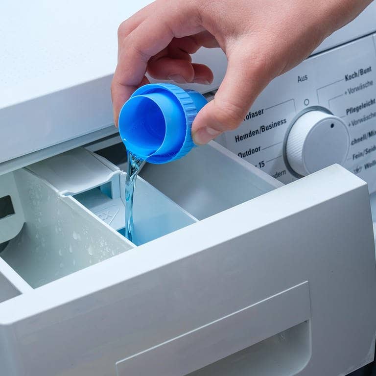 Hygienespüler in Waschmaschine füllen