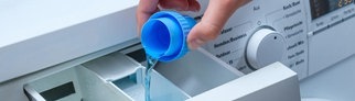 Hygienespüler in Waschmaschine füllen