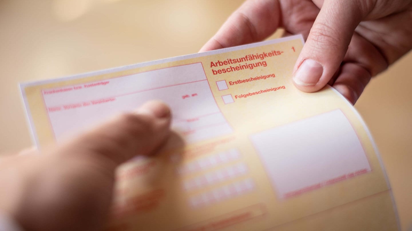 Krankenschein in der Hand (Foto: Adobe Stock / mpix)