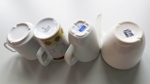 Tassen mit Rillen auf dem Stellrand