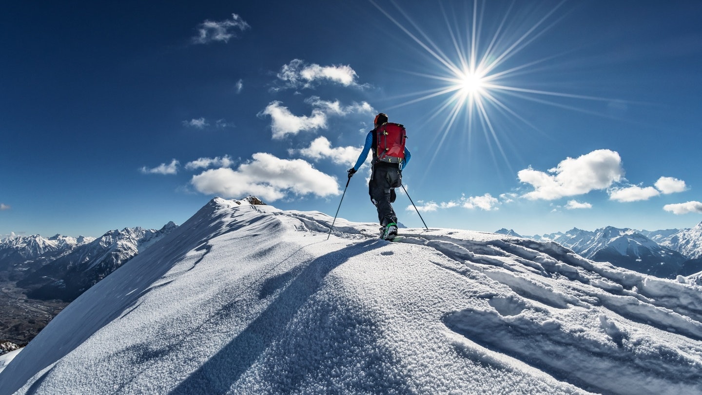 Mit dem Snowboard auf den Gipfel (Foto: Adobe Stock / embredy)