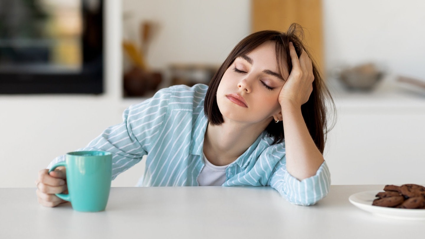 Schläfrige Frau am Morgen trinkt Kaffee (Foto: Adobe Stock/Prostock-studio)