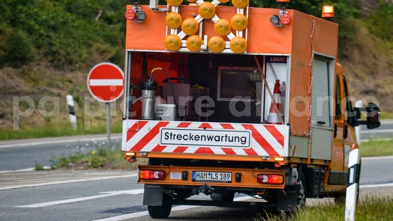 Ein Fahrzeug der Streckenwartung fährt auf der Autobahn (Foto: picture-alliance / Reportdienste, picture alliance / dpa Themendienst | Kirsten Neumann)