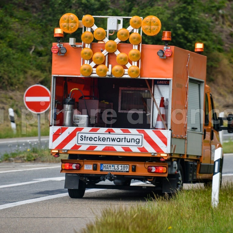 Ein Fahrzeug der Streckenwartung fährt auf der Autobahn (Foto: picture-alliance / Reportdienste, picture alliance / dpa Themendienst | Kirsten Neumann)