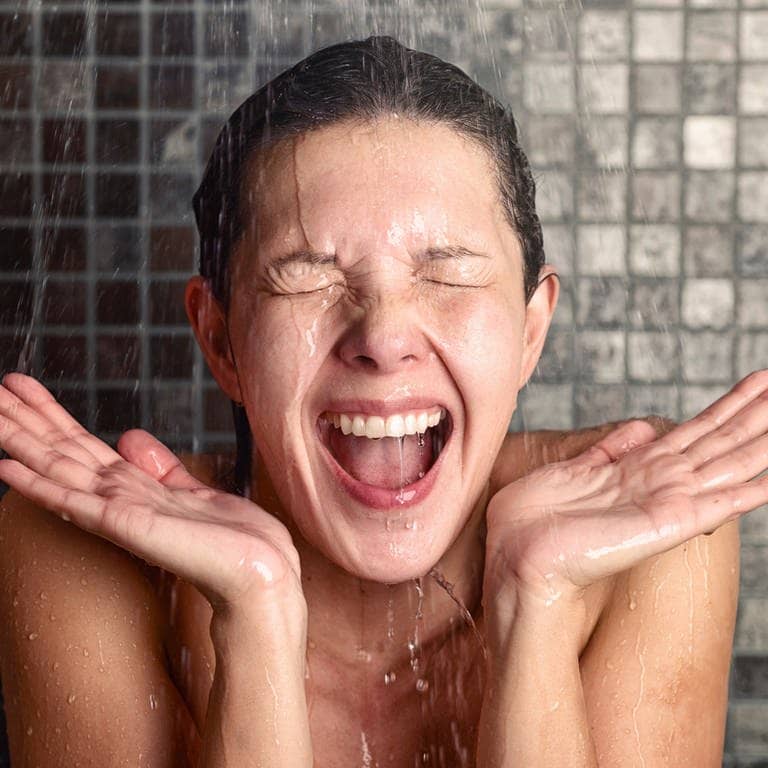 Junge Frau beim Duschen