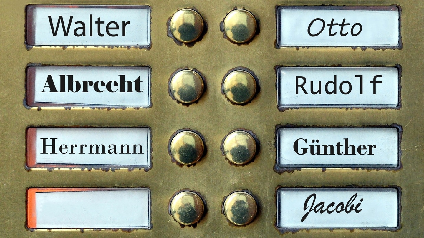 Klingelschild mit männlichen Vornamen als Nachnamen