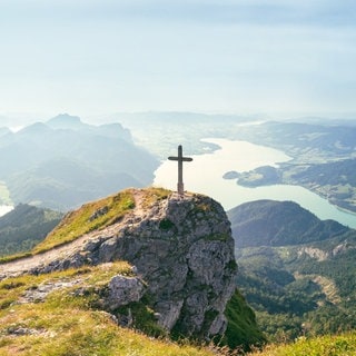 Sonnenaufgang am Schafberg, Salzkammergut mit Gipfelkreuz