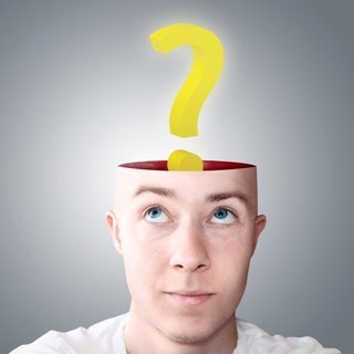 Fragezeichen über dem leeren Kopf eines jungen Mannes