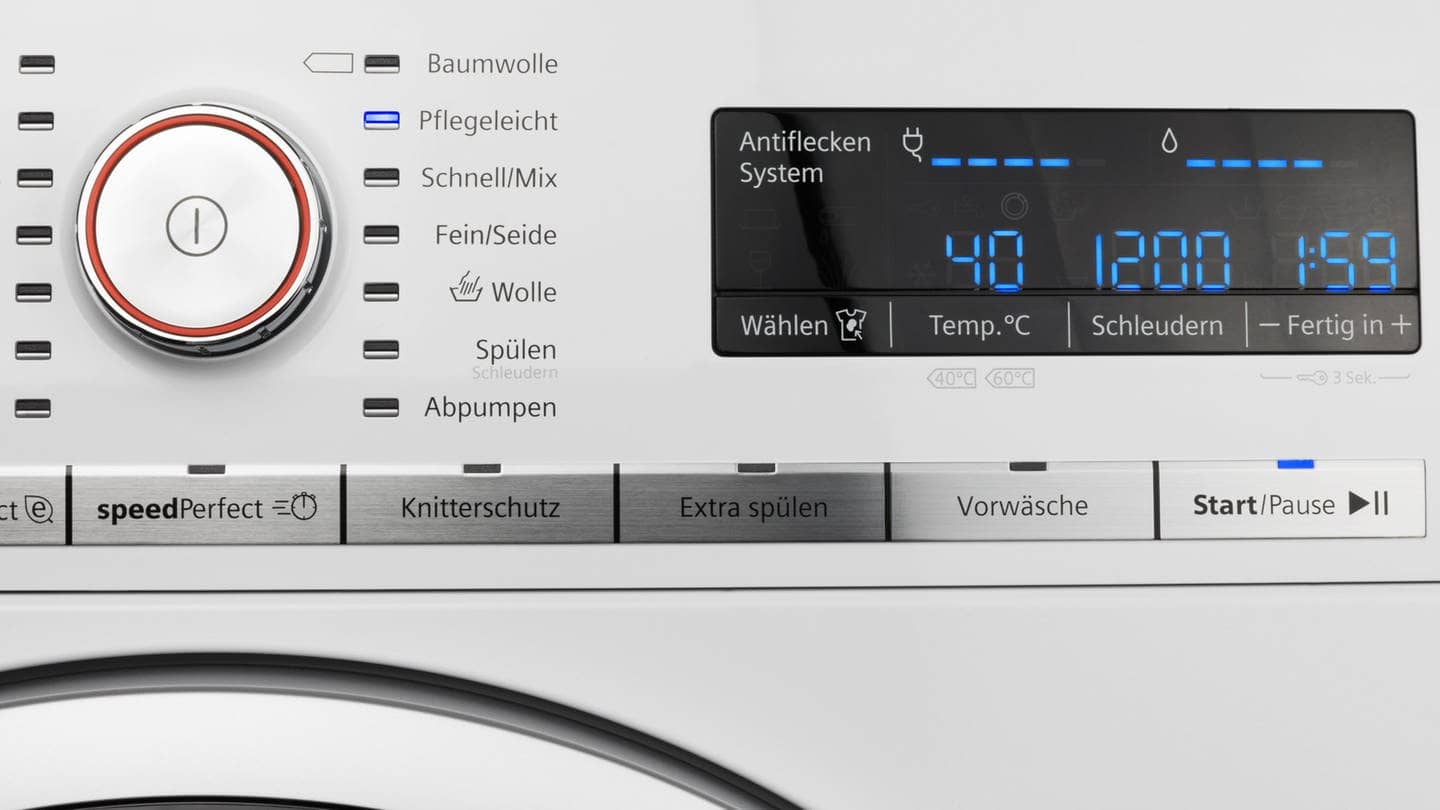 Bedienelemente einer Waschmaschine (Foto: Adobe Stock, bluedesign)