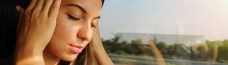 Junge Frau leidet an Übelkeit bei der Reise mit dem Bus.