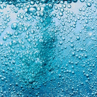 Mineralwasser mit mit Blasen aus Kohlensäure