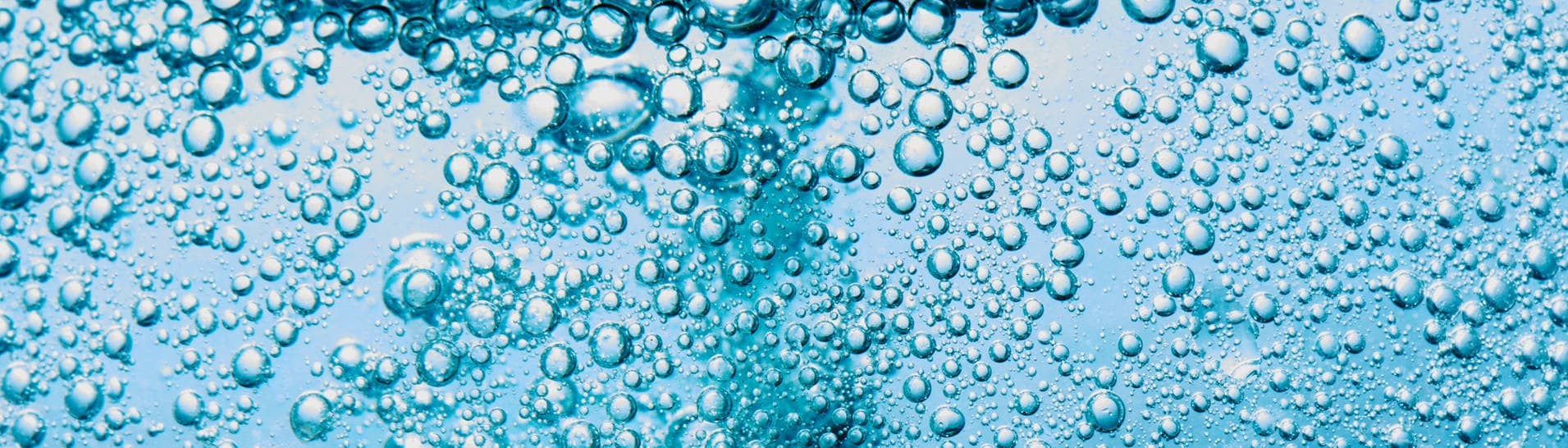 Mineralwasser mit mit Blasen aus Kohlensäure