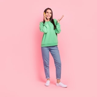 Eine junge Frau telefoniert und läuft dabei herum. Warum laufen wir beim Telefonieren?