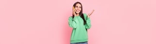 Eine junge Frau telefoniert und läuft dabei herum. Warum laufen wir beim Telefonieren?