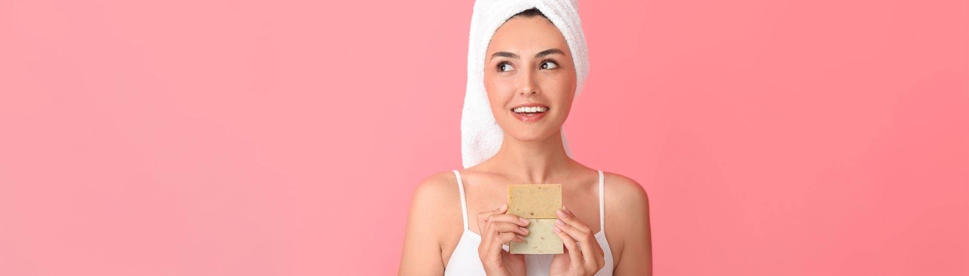 Eine junge Frau hält Seife in der Hand und fragt sich, ob wir wirklich Seife brauchen, um richtig sauber zu werden (Foto: Adobe Stock, Pixel-Shot)