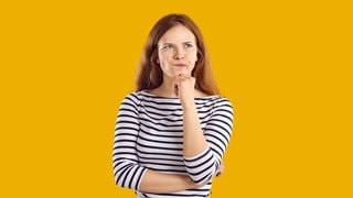 Eine Frau, die darüber nachdenkt, warum Arztpraxen mittwochnachmittags zu haben (Foto: Adobe Stock, Studio Romantic) Eine Frau, die darüber nachdenkt, warum Arztpraxen mittwochnachmittags zu haben