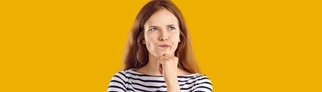 Eine Frau, die darüber nachdenkt, warum Arztpraxen mittwochnachmittags zu haben