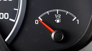 Ein leerer Tank von einem Auto.