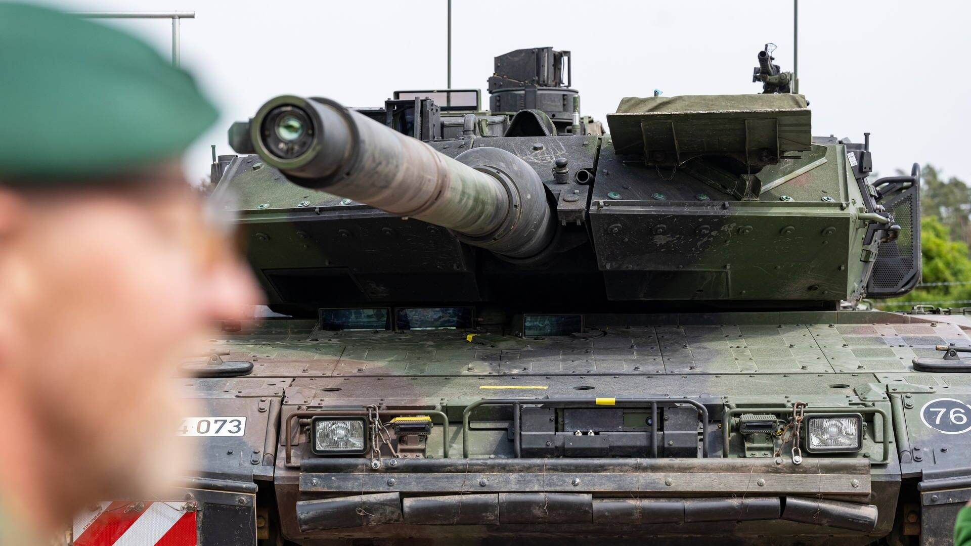 Ein Kampfpanzer vom Typ Leopard II  (Foto: dpa Bildfunk, picture alliance/dpa | Armin Weigel)