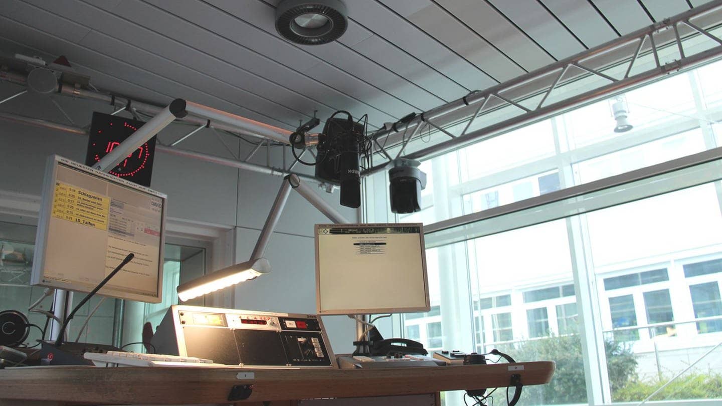 Auch im Nachrichtenstudio hängt eine Kamera. (Foto: SWR3)
