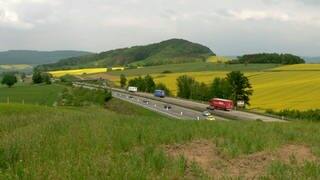 Bierberg aus Süden mit der Bundesautobahn 7 gesehen (Foto: Foto: Axel Hindemith // Wikipedia // CC BY-SA 3.0)