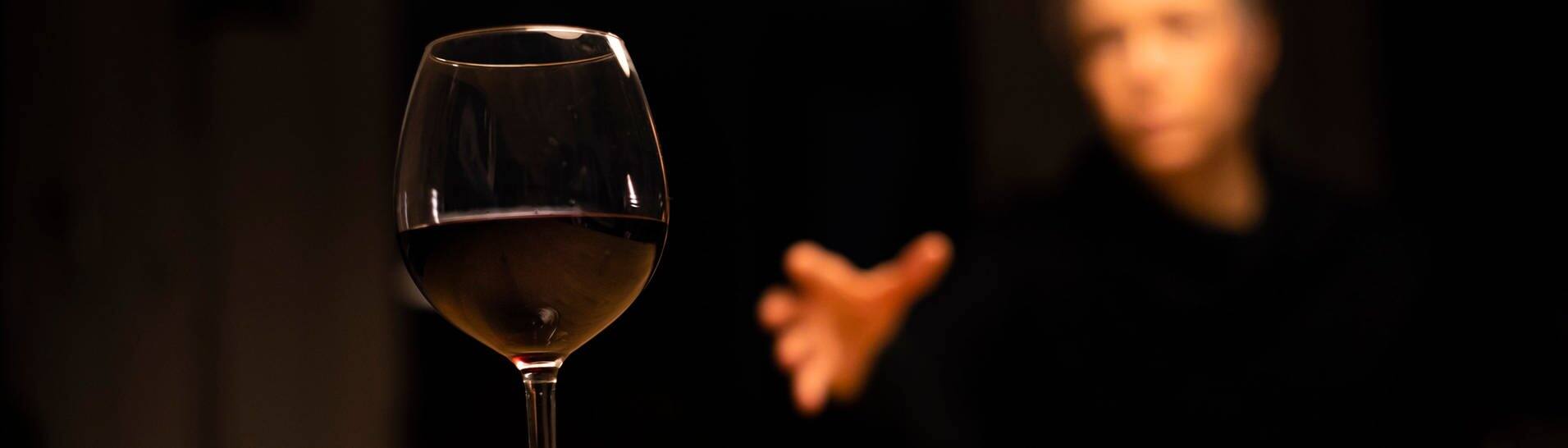 Ein Mann will nach einem Weinglas greifen (Foto: picture-alliance / Reportdienste, picture alliance / photothek | Thomas Trutschel)