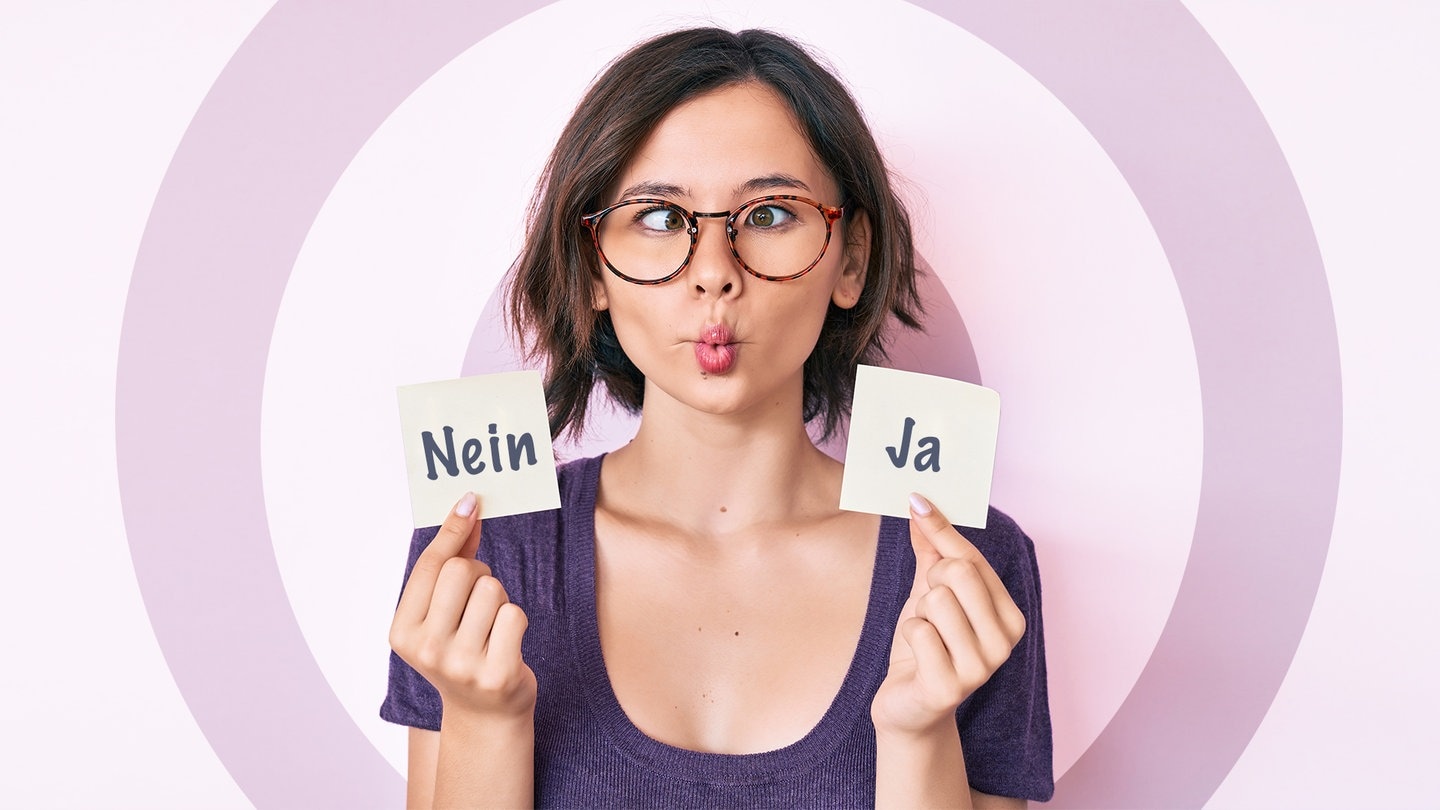 Frau zieht eine Grimasse, sie hält zwei Zettel in der Hand. Auf einem steht NEIN, auf einem JA. (Foto: Adobe Stock/Krakenimages.com)