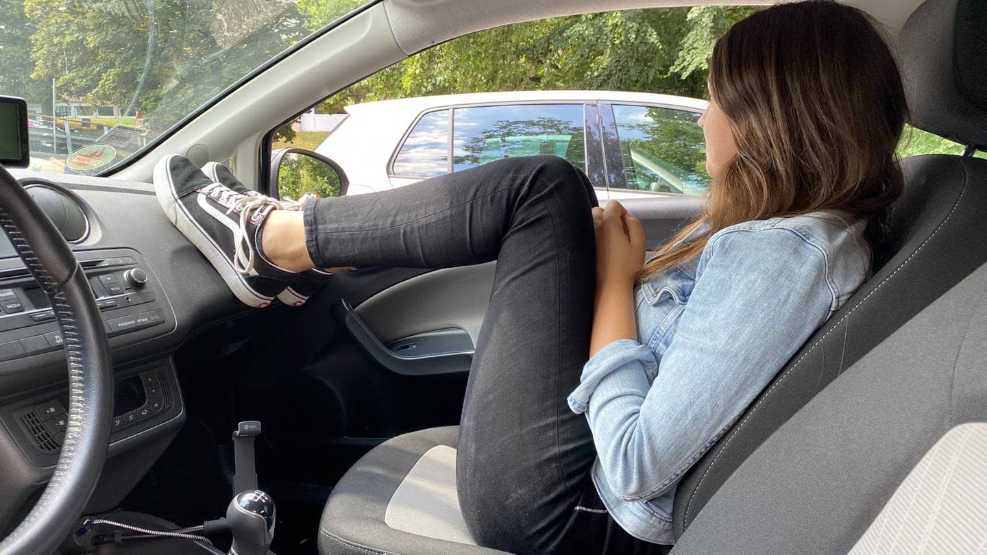 Frau in unsicherer Sitzposition im Auto (Foto: SWR3)