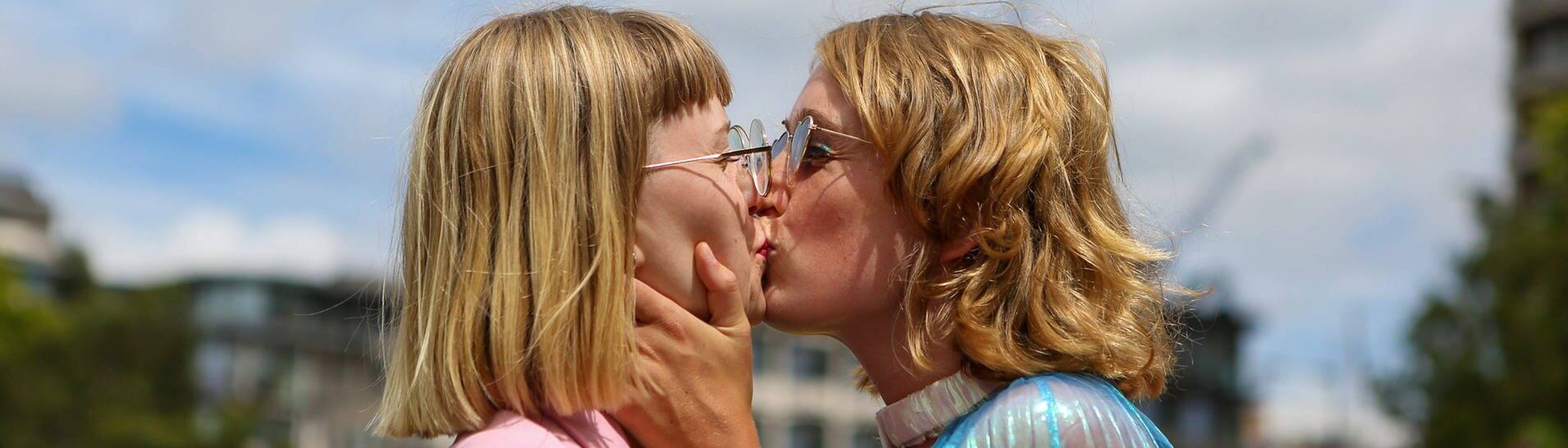 Ein Paar küsst sich (Foto: IMAGO, IMAGO / ZUMA Wire)
