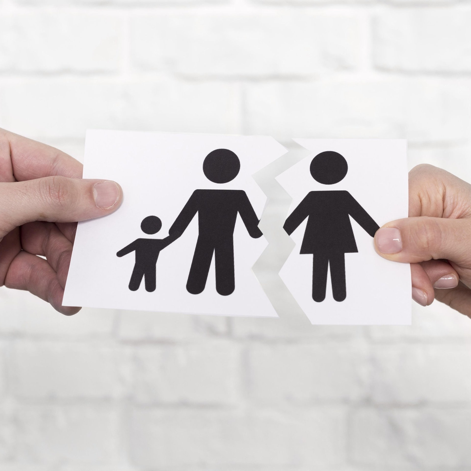 Zwei Hände halten ein Bild von einer Familie, welches zerrissen wurde (Foto: picture-alliance / Reportdienste, picture alliance / Zoonar | Oleksandr Latkun)