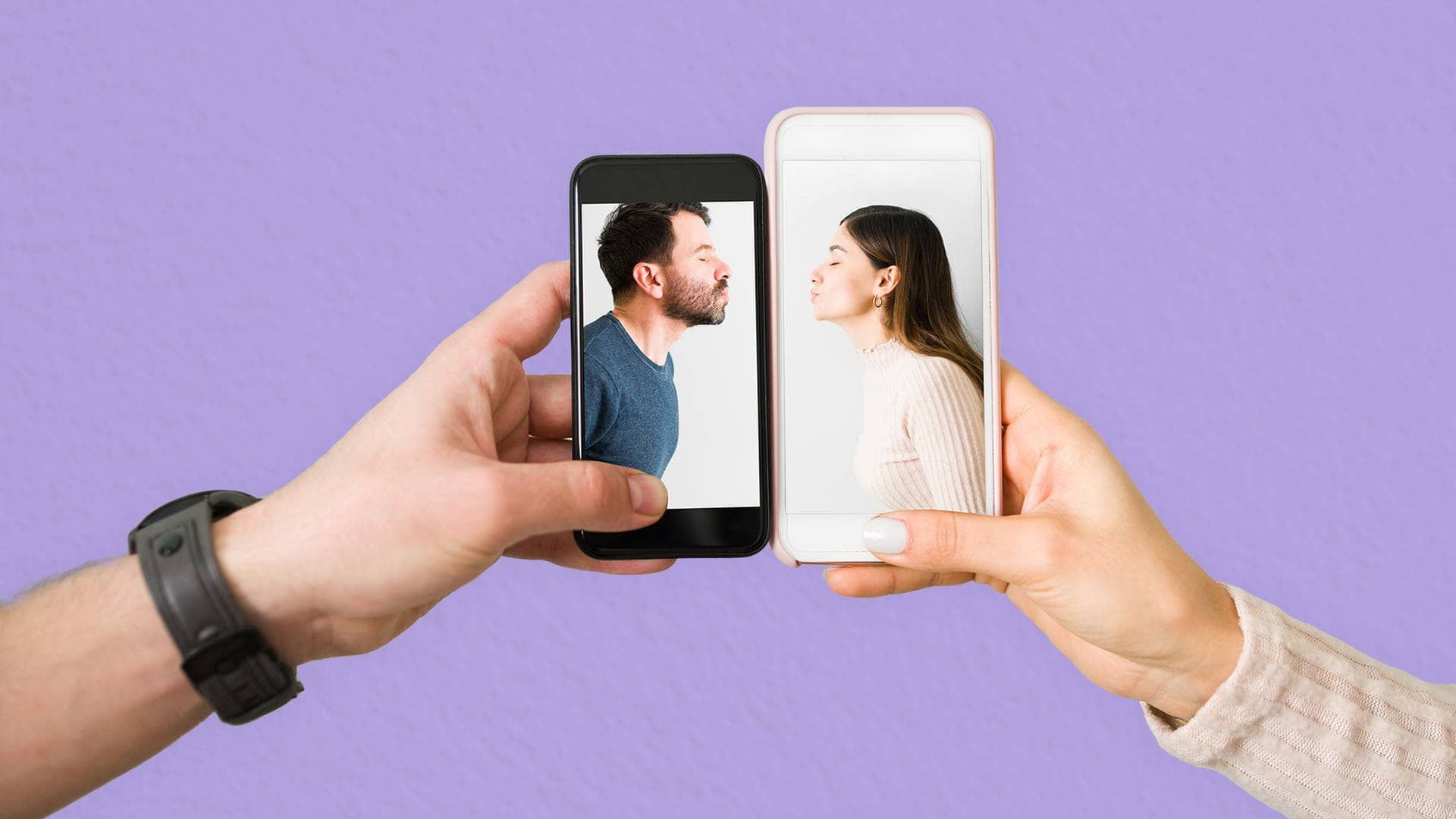Zwei Menschen halten Smartphones aneinander. Darauf zu sehen sind ein Mann und eine Frau, die einen Kussmund formen. (Foto: Adobe Stock/Antionio Diaz)